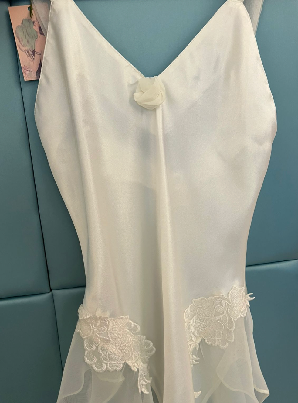 Vestido corto blanco con volantes