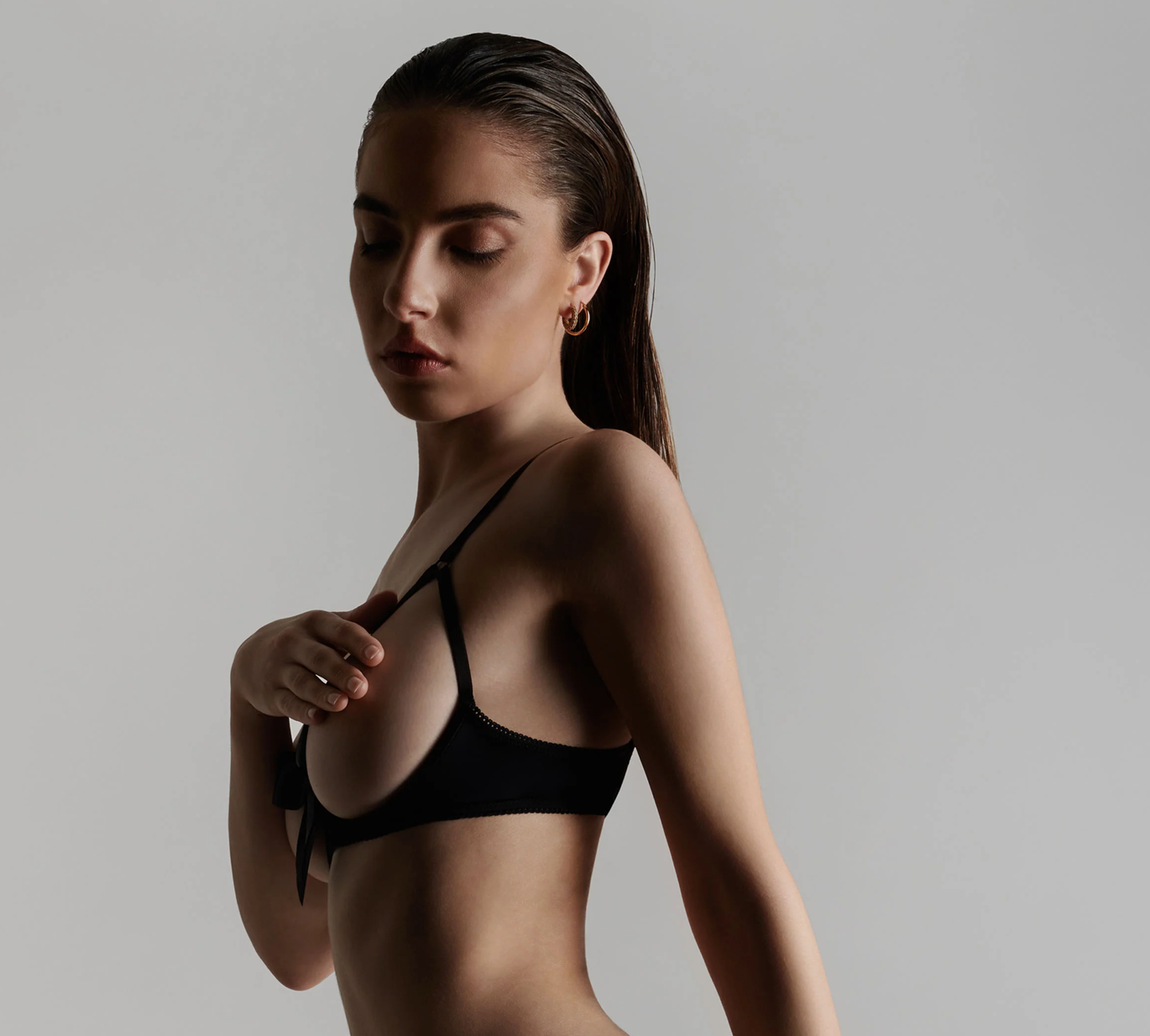 Cupless bra with bow