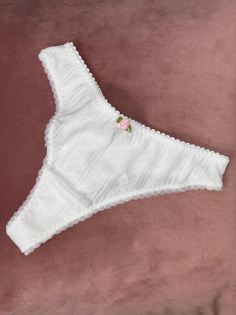 Tanga blanca con flor