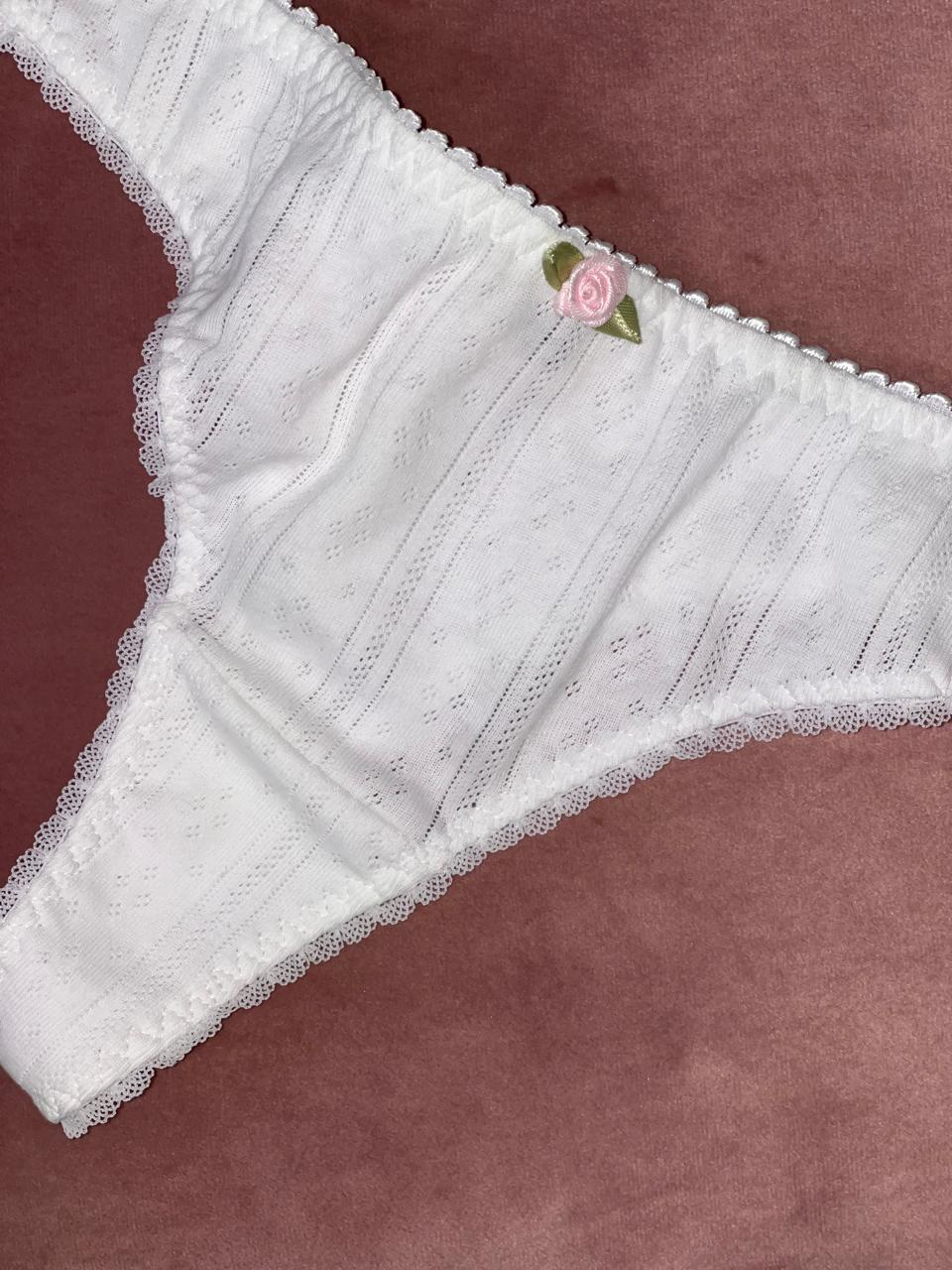 Tanga blanca con flor