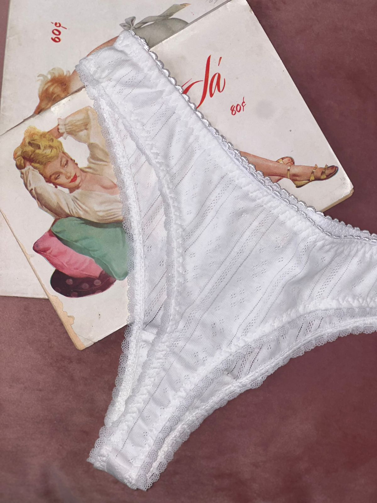 Tanga blanca con flor