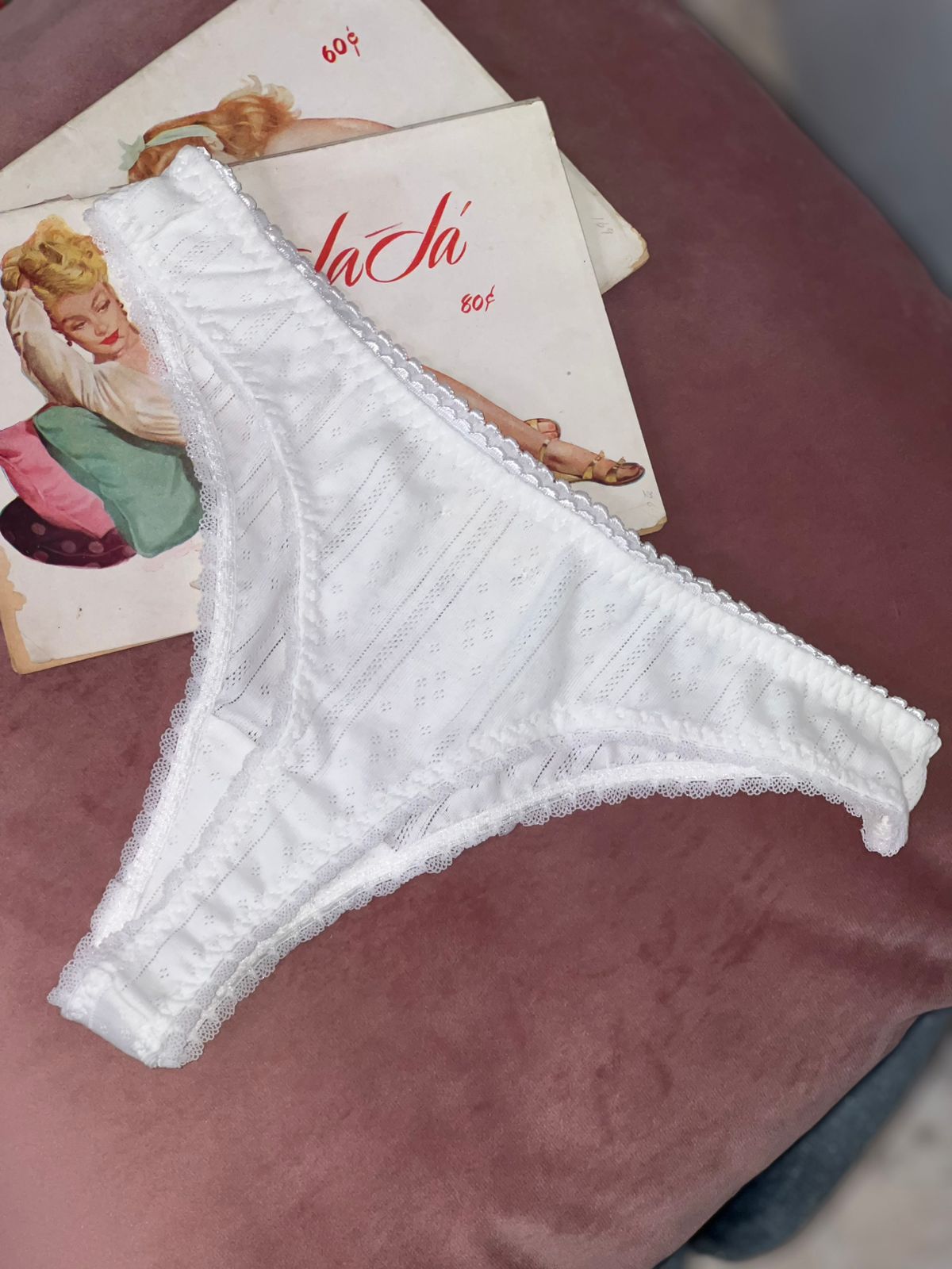 Tanga blanca con flor